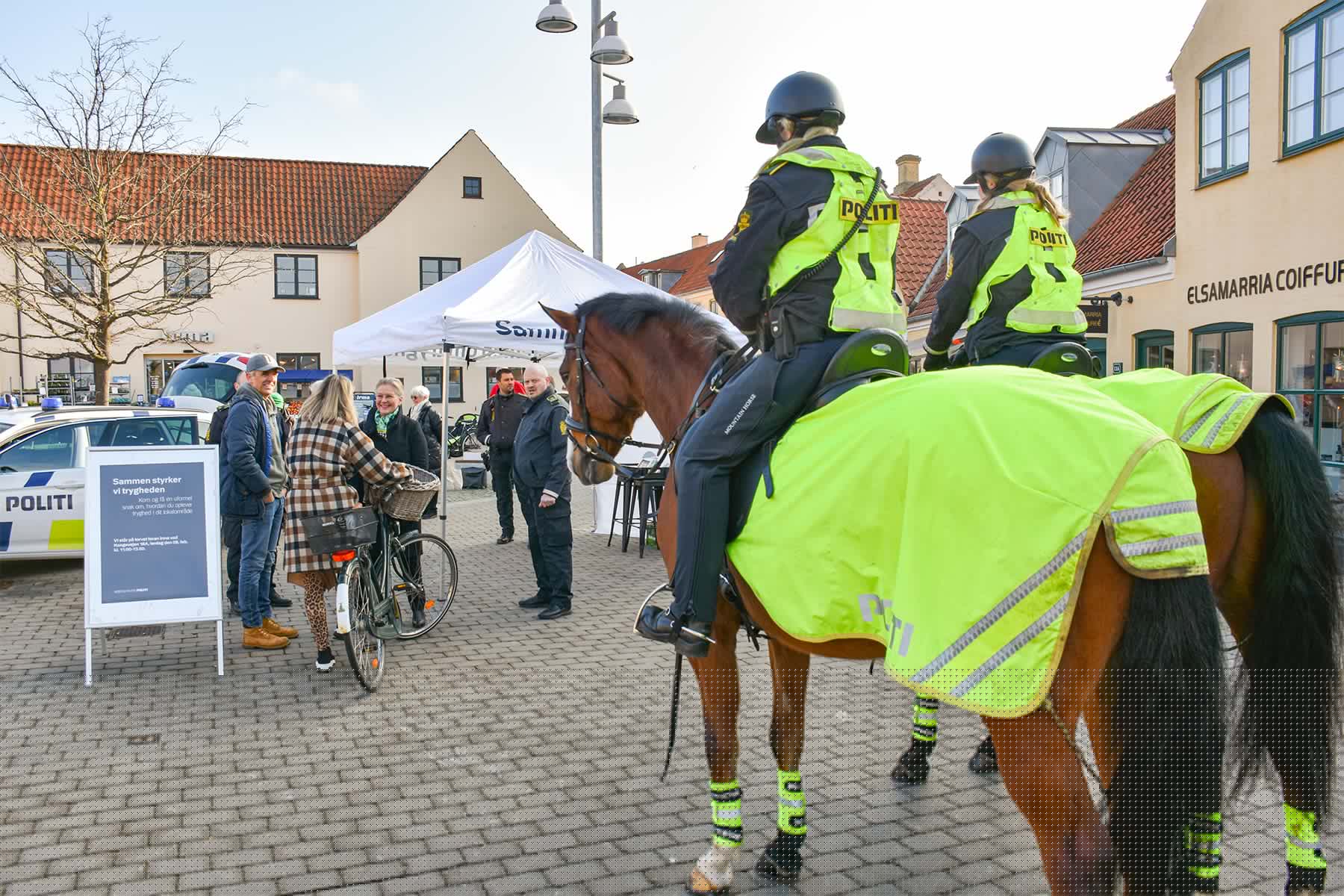 Politibesøg i den gamle by