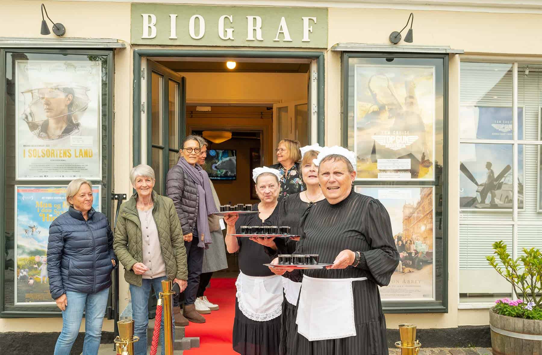 Tjenestepiger på den røde løber