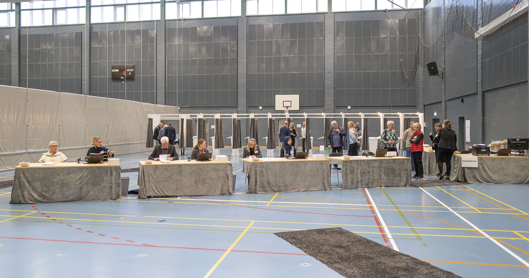 Kvinder og ældre fører an ved stemmeurnerne