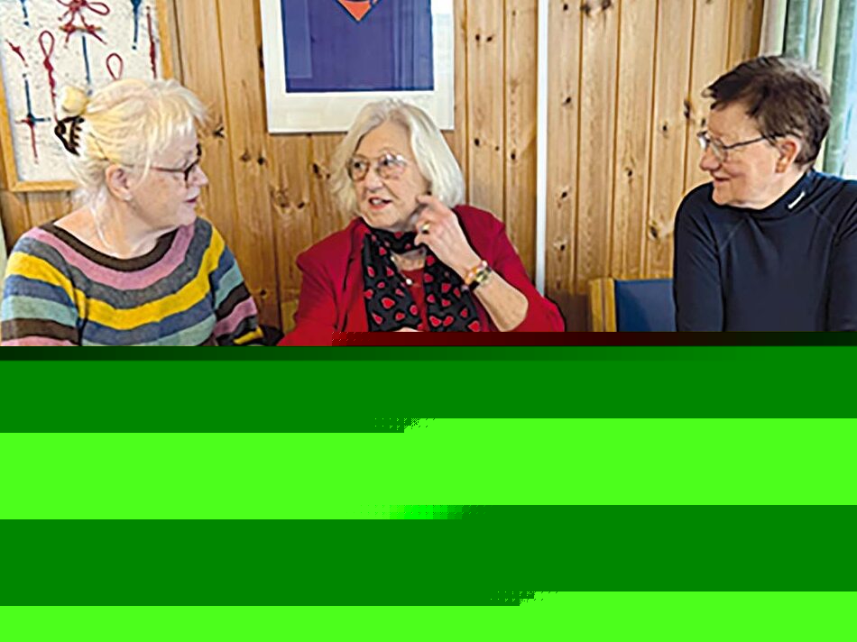 Når bådene er på land, bliver strikkepindene hevet frem – nu kan du købe kreationer fra bådelauget
