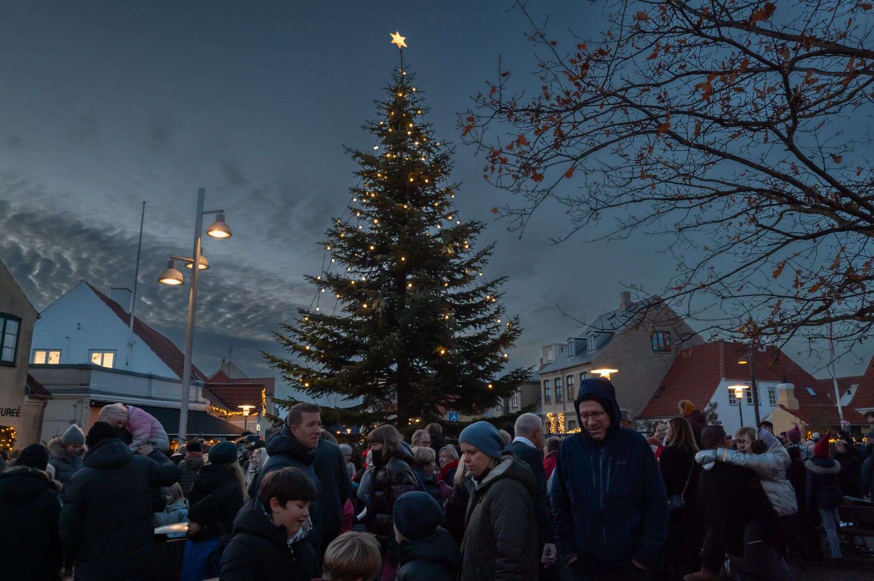 Se billederne: Julen blev sunget ind, og årets julemarked fik premiere