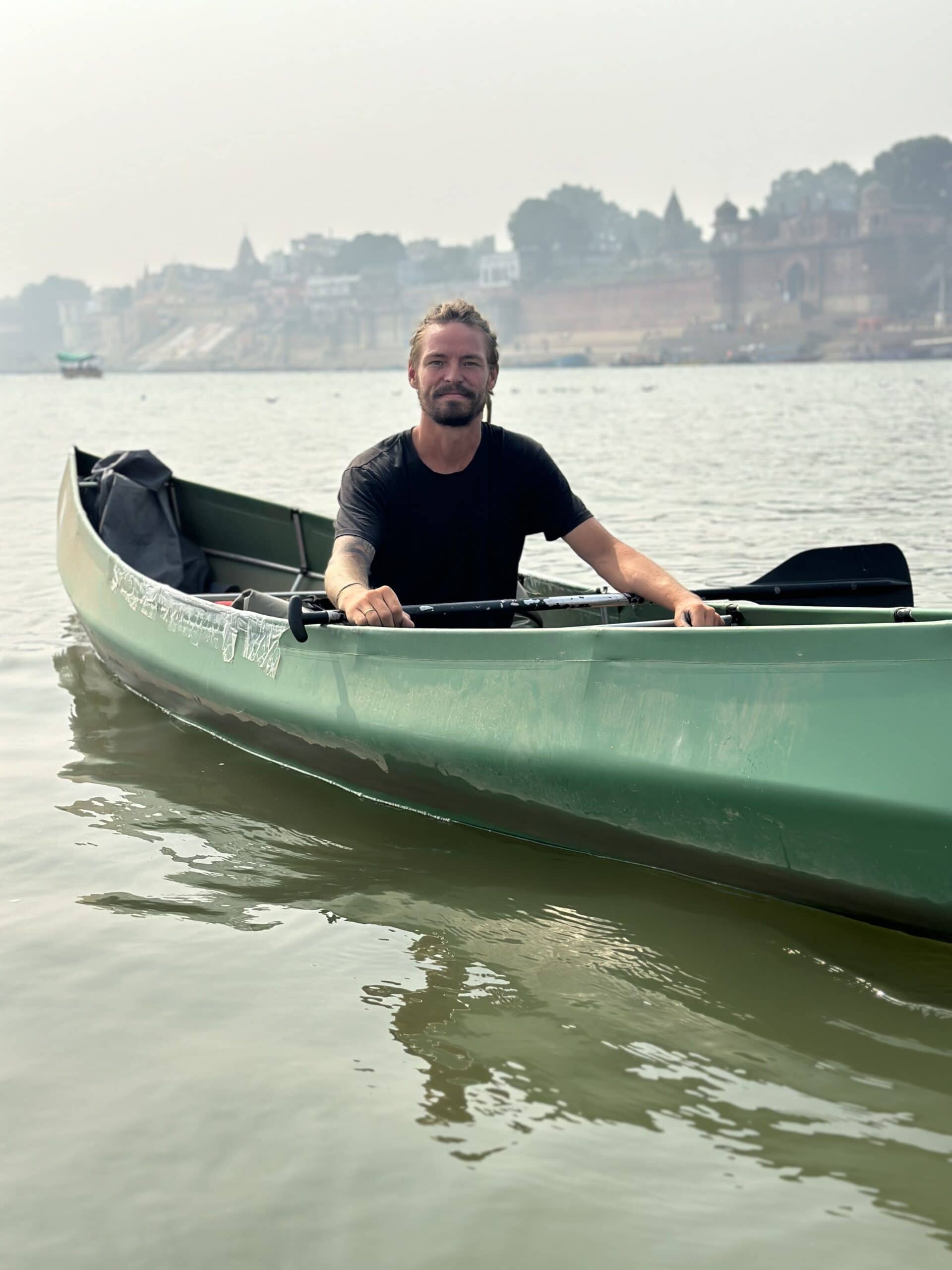Efterår i en kano på Ganges-floden – jul på en kitesurferstrand i Sydafrika