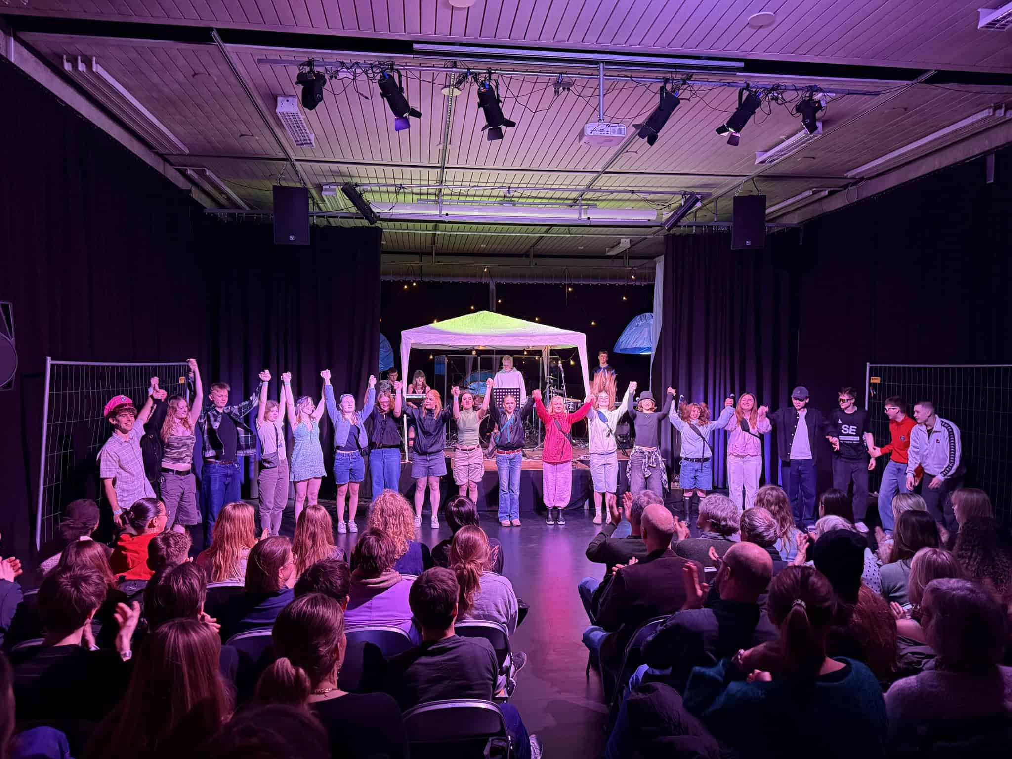 Festival på scenen på Tårnby Gymnasium