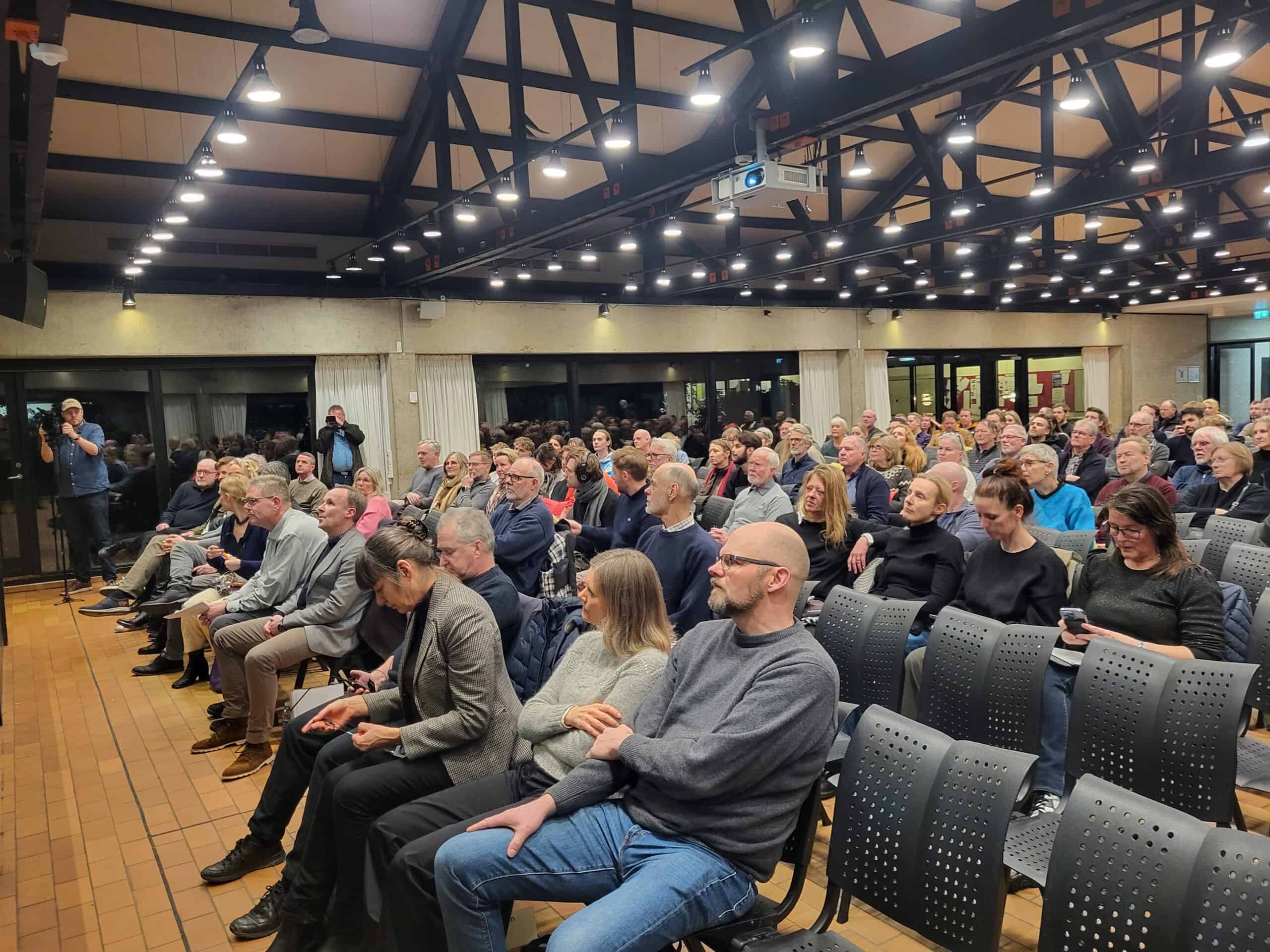 Støj, partikler og politisk debat: Mange ville høre om udfordringer med lufthavnen