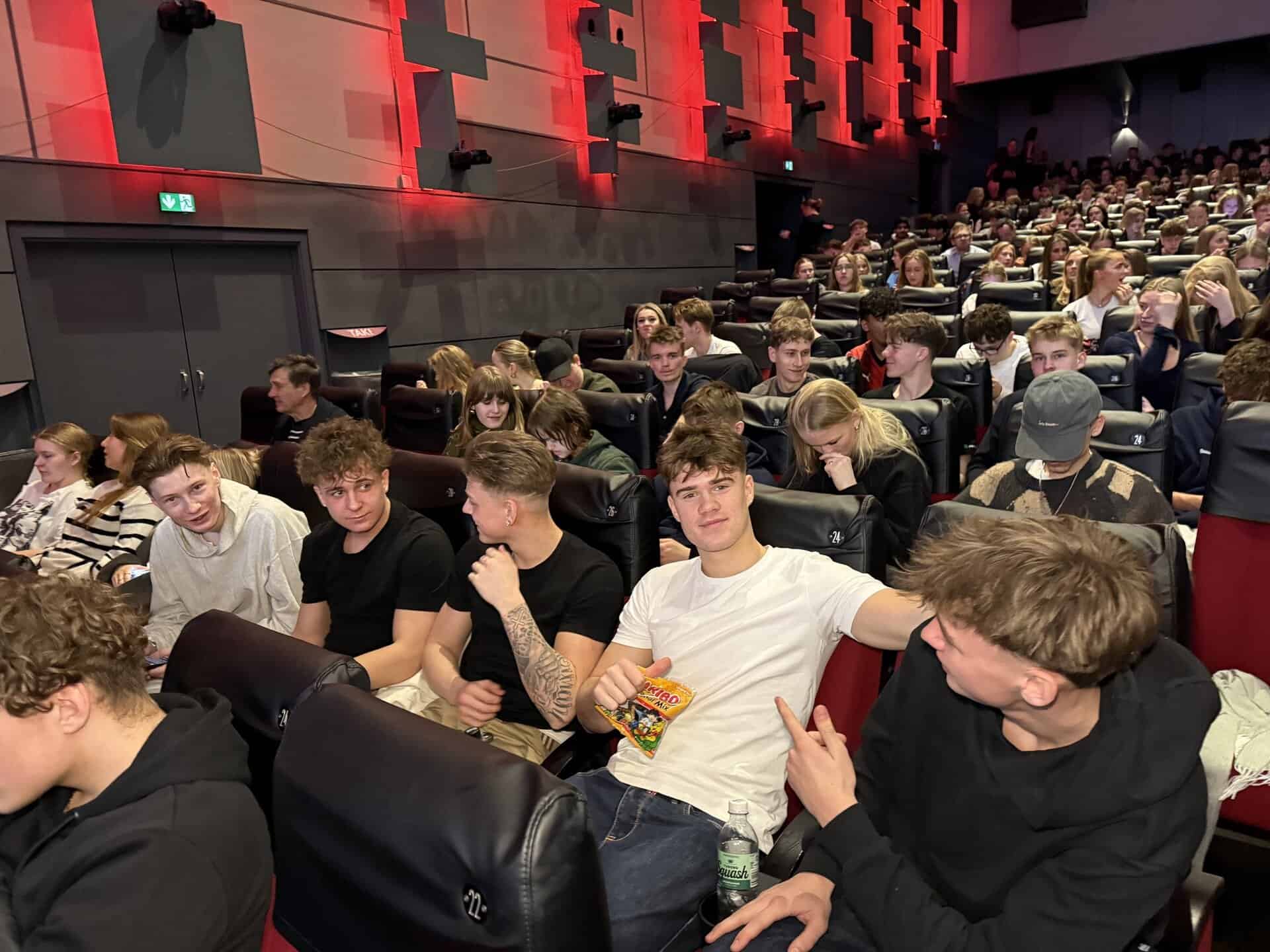 900 elever og ansatte i biografen med alt betalt