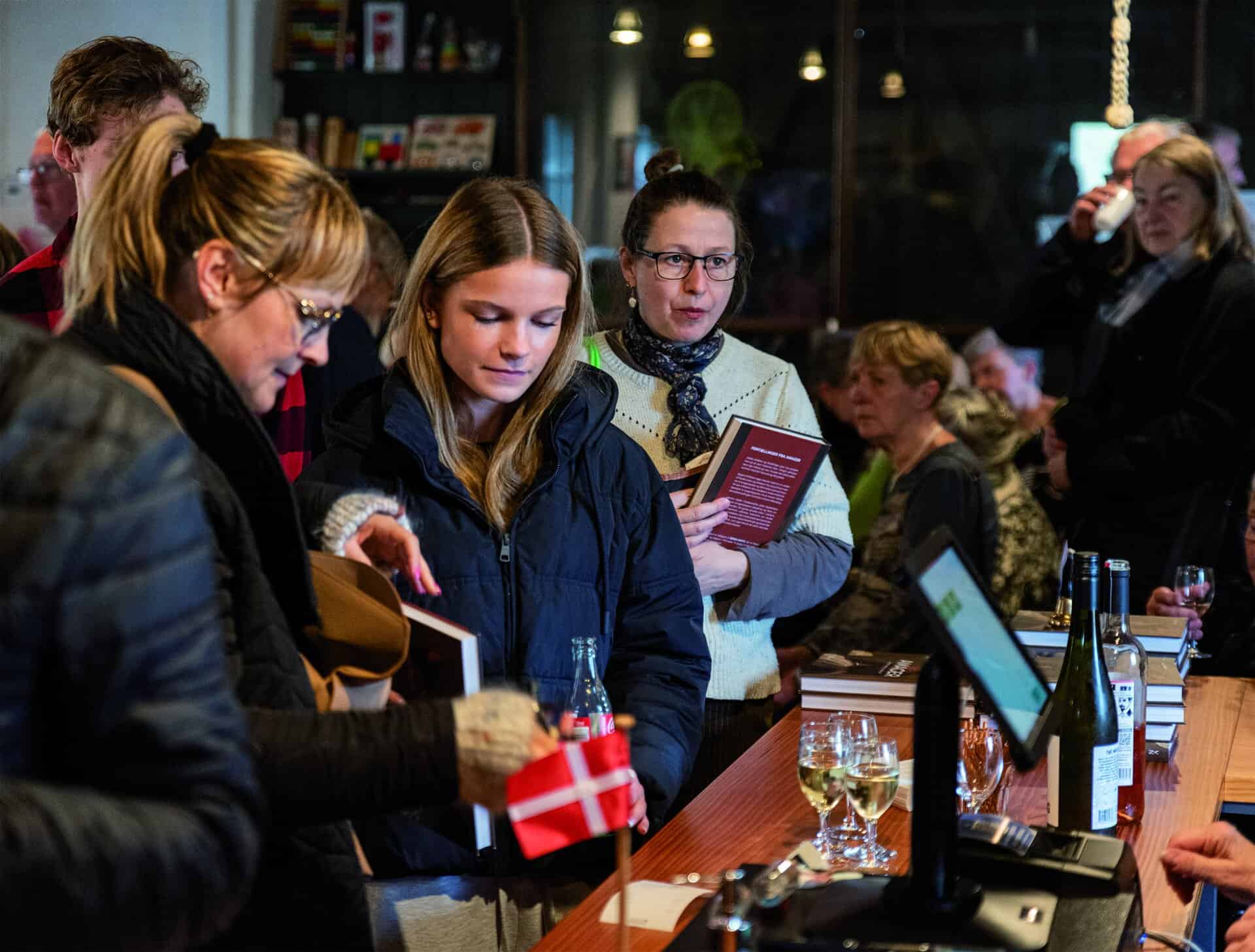Fuldt hus til bogpræsentation i Havnepakhuset