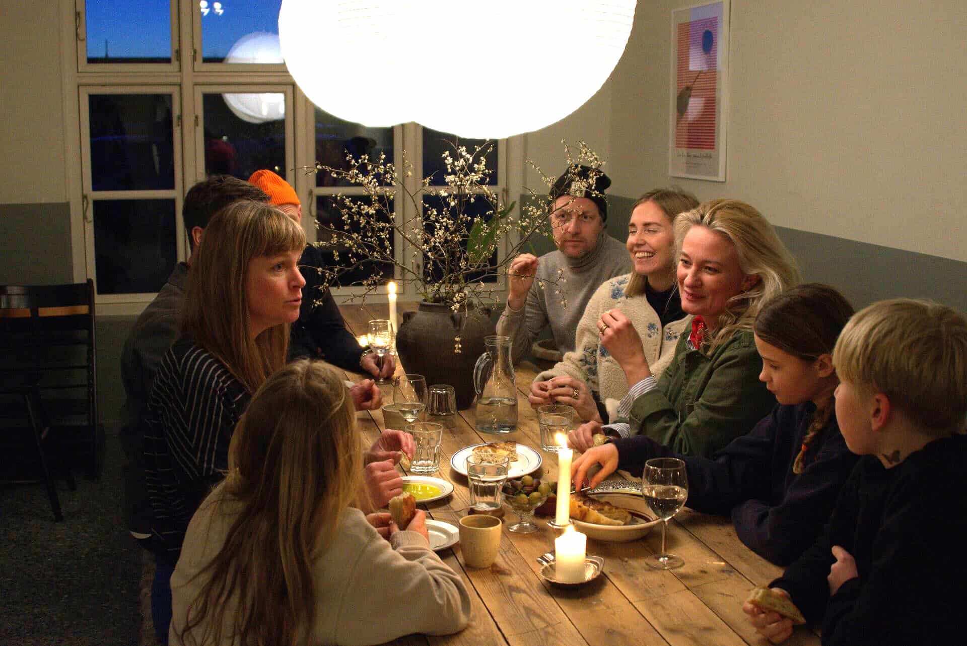 Tre familier står bag nyt samlingspunkt med kaffe, keramik og fællesskab