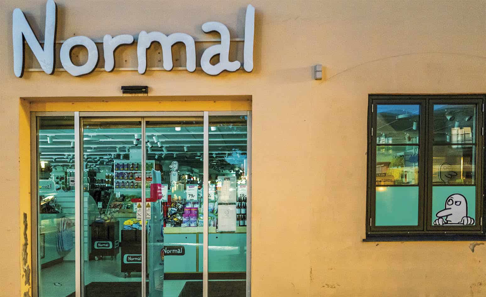 Kommunen underkendt: Normal må gerne have skilte og folie på vinduerne