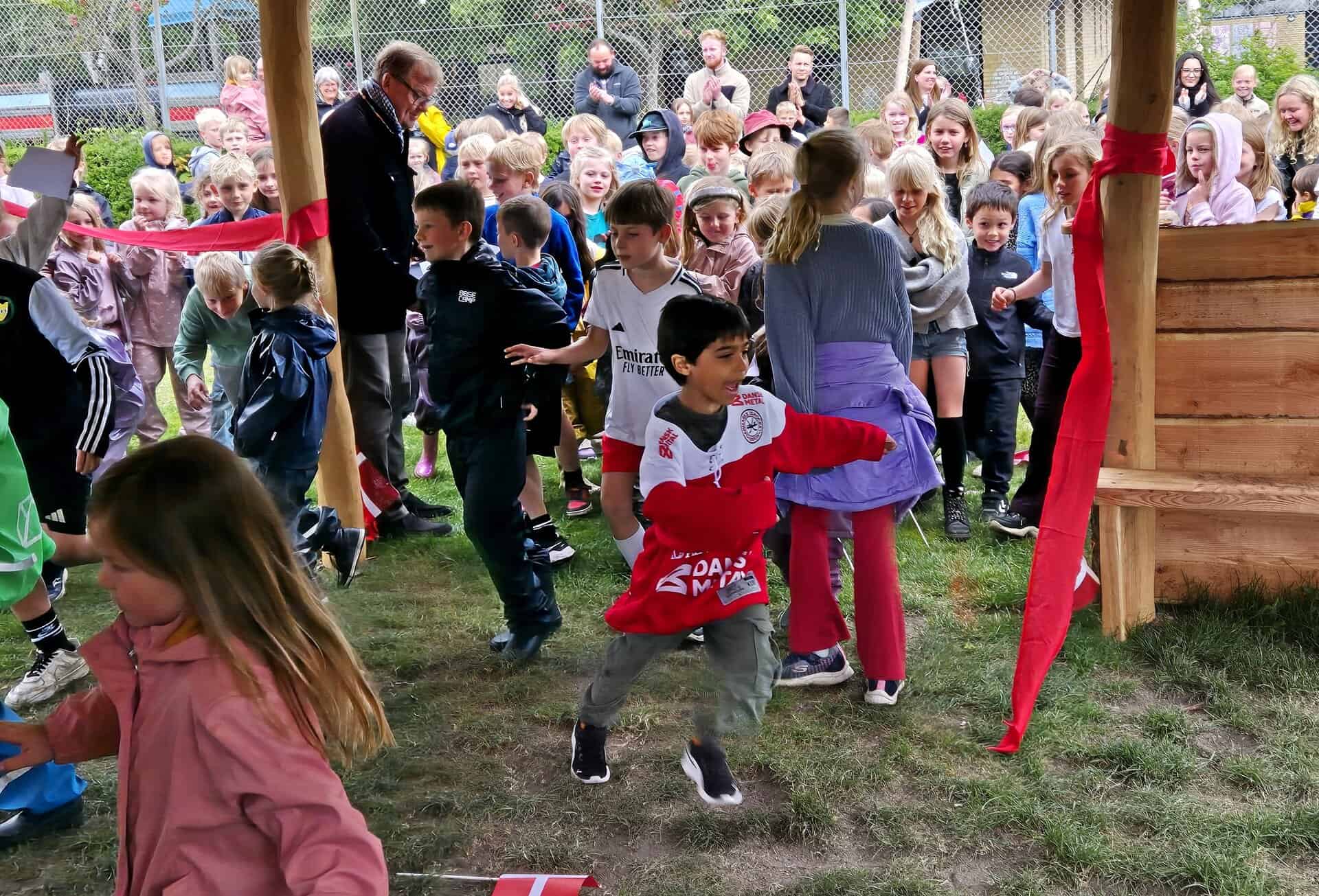 Skoleelever og børnehavebørn har fået fælles uderum – og alle andre må gerne være med