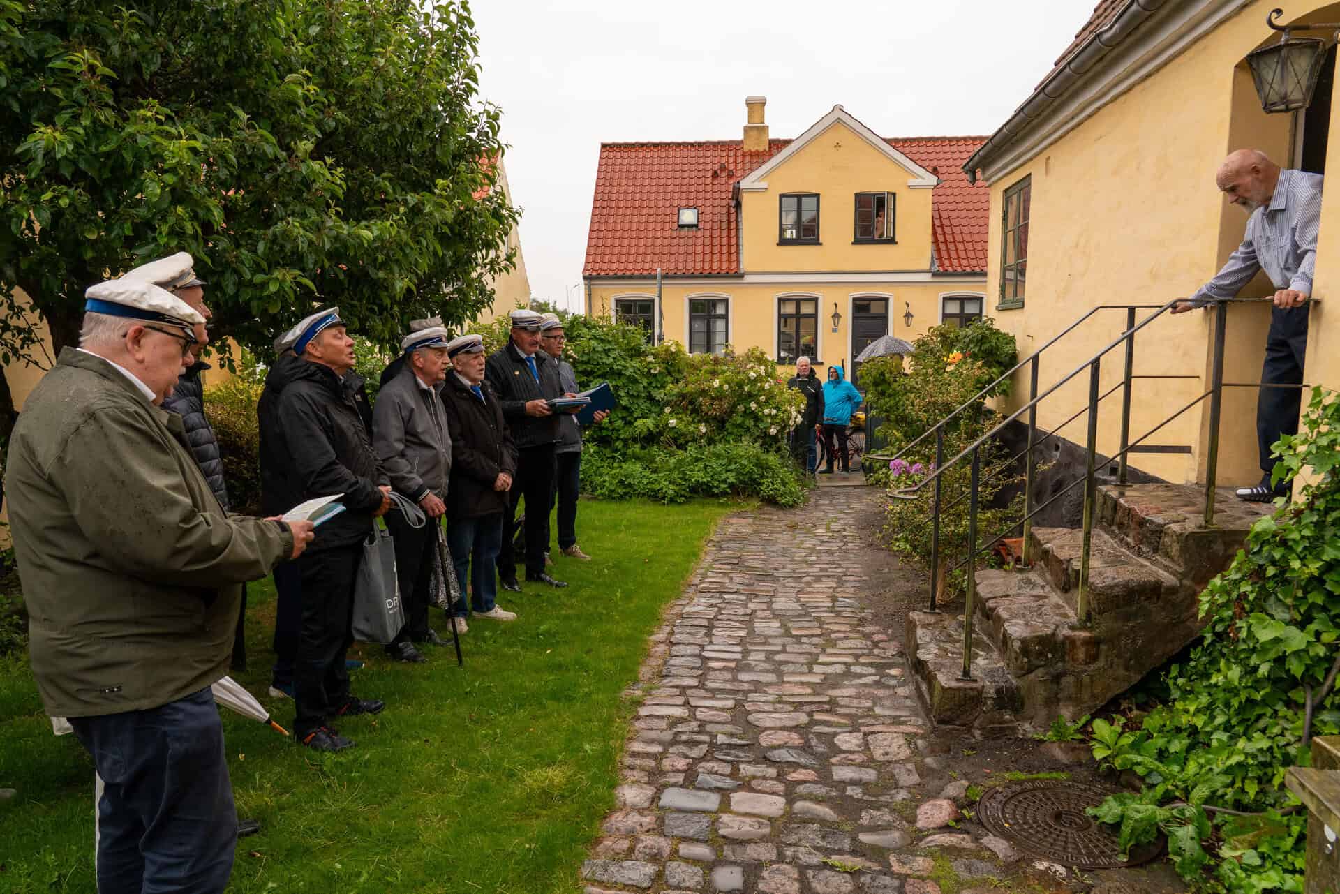 Fødselaren blev vækket med morgensang