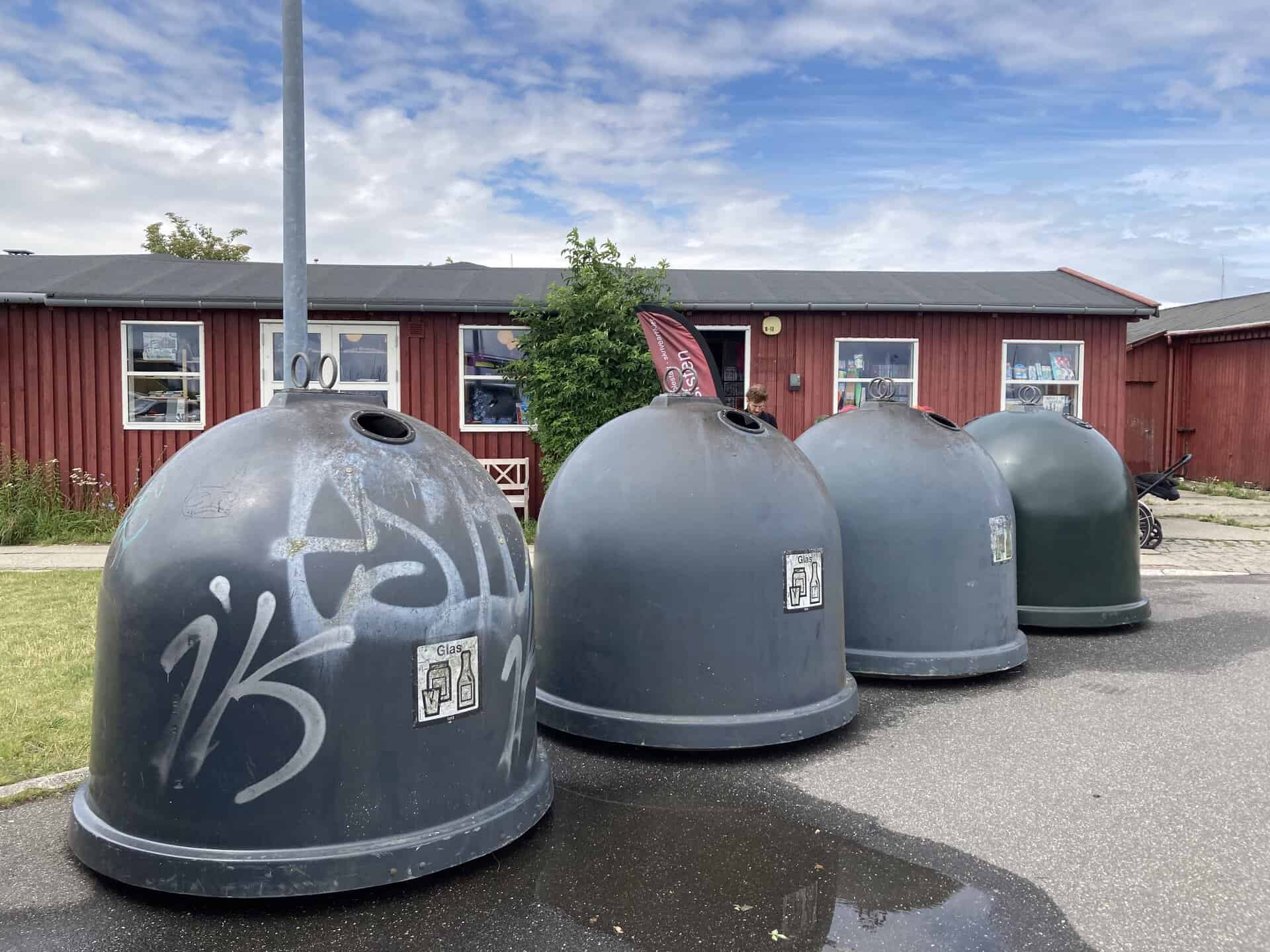 Papirgrossisten føler sig klemt bag glascontainere: Skal de virkelig stå foran den eneste butik på området?