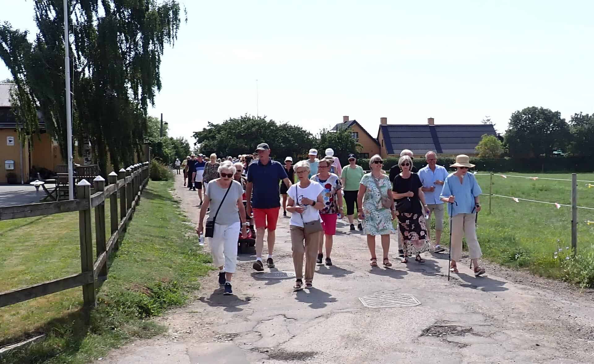 Historisk byvandring i Store Magleby tiltrak mange deltagere