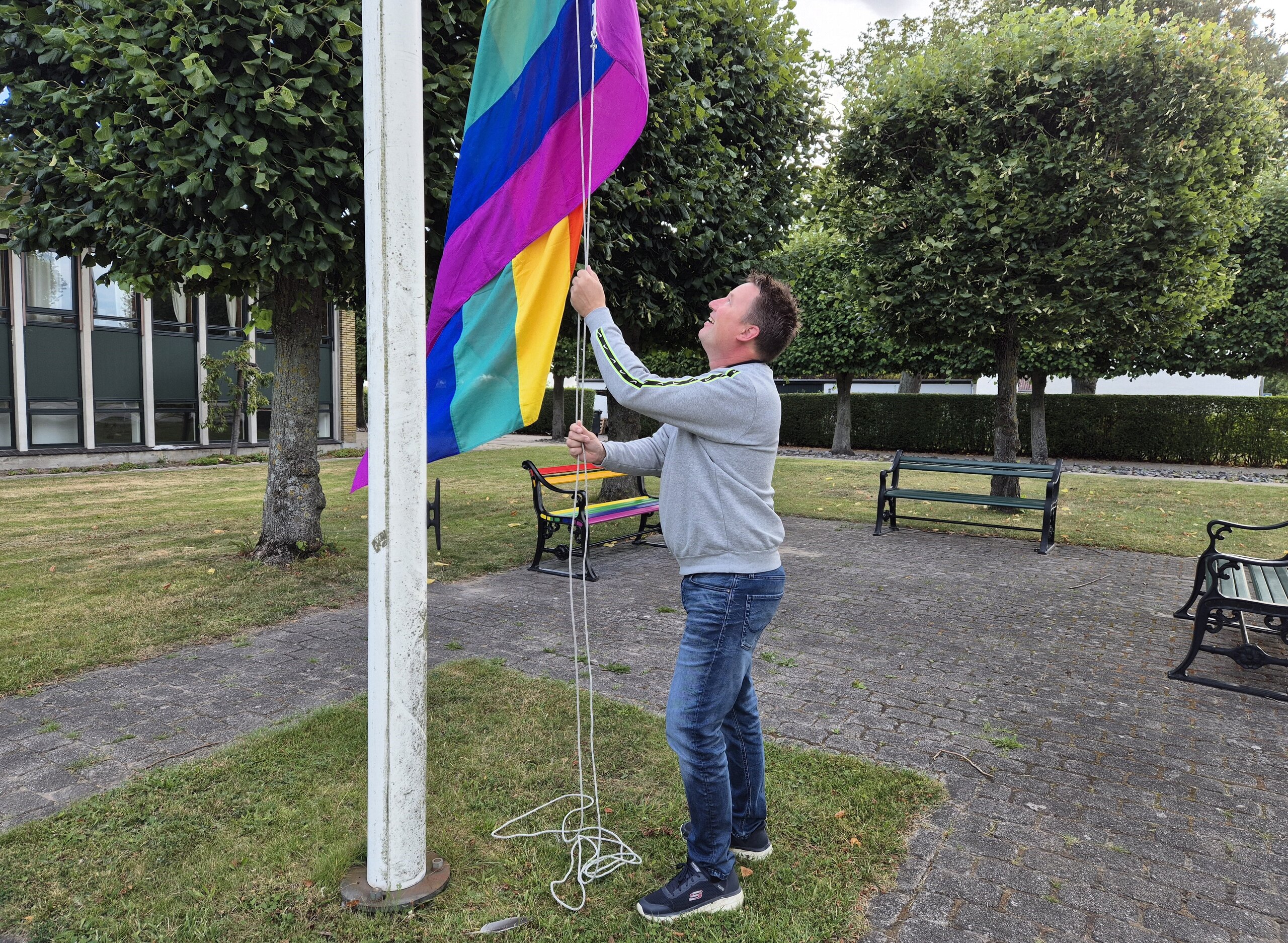 Politikere opfordrer til videoovervågning af regnbuebænk