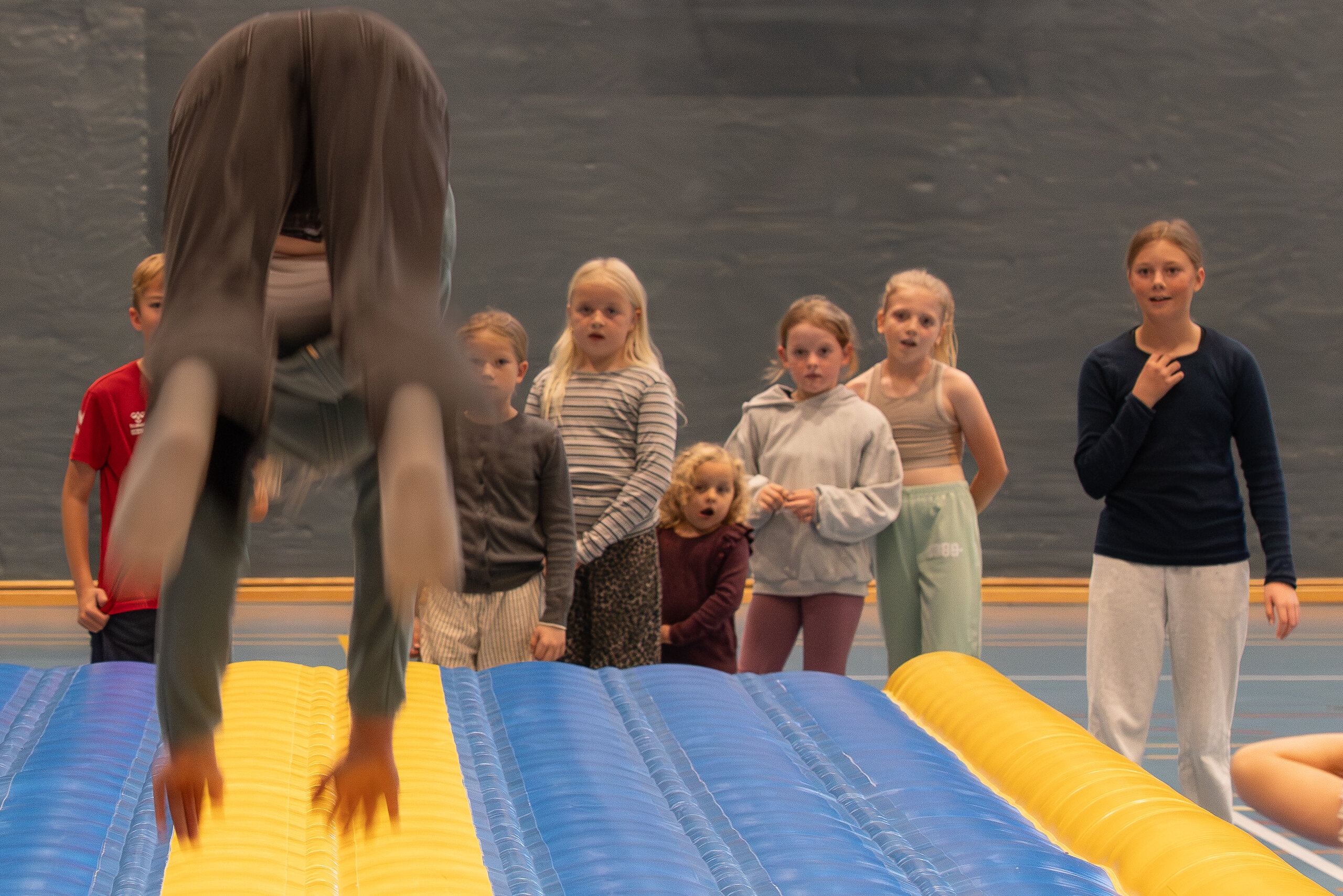 Håndstand og hockeystave i Hollænderhallen