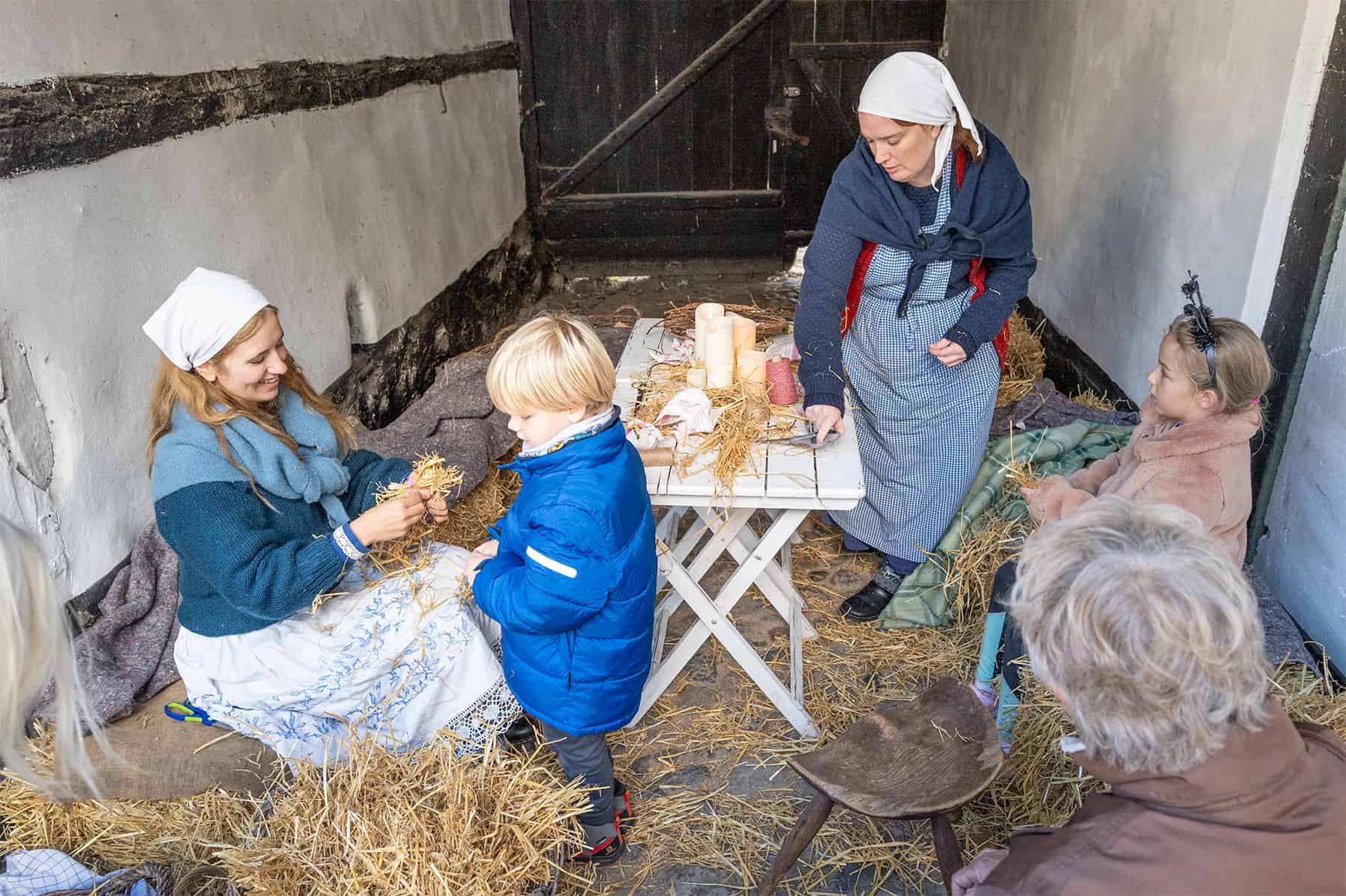 Høneslagtning, hørværksted, halmdukker og andre hits