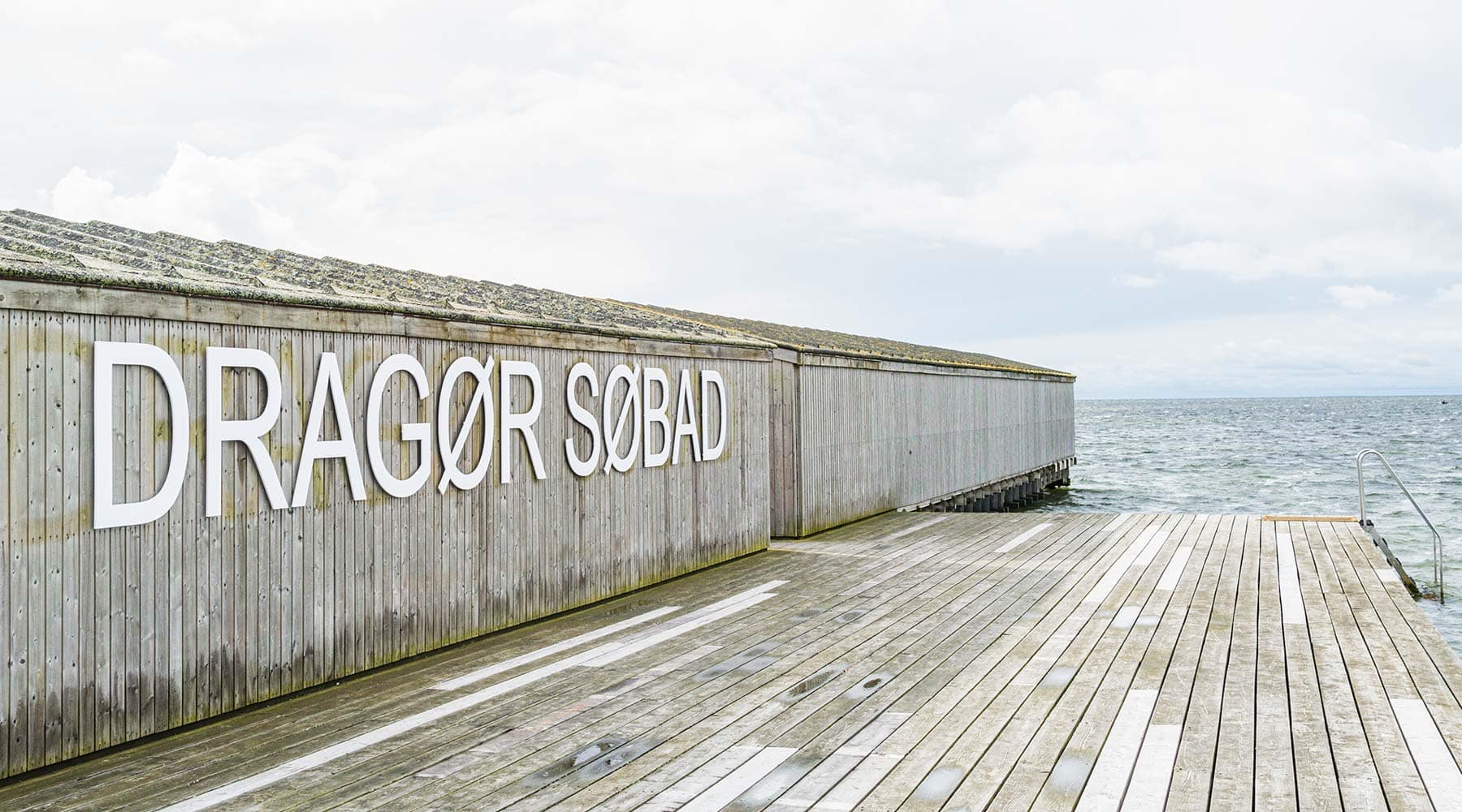Kraftig bølgegang omkring søbadet