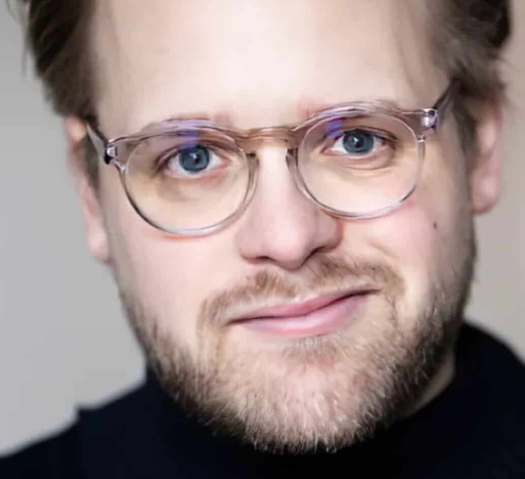 Budskabet først