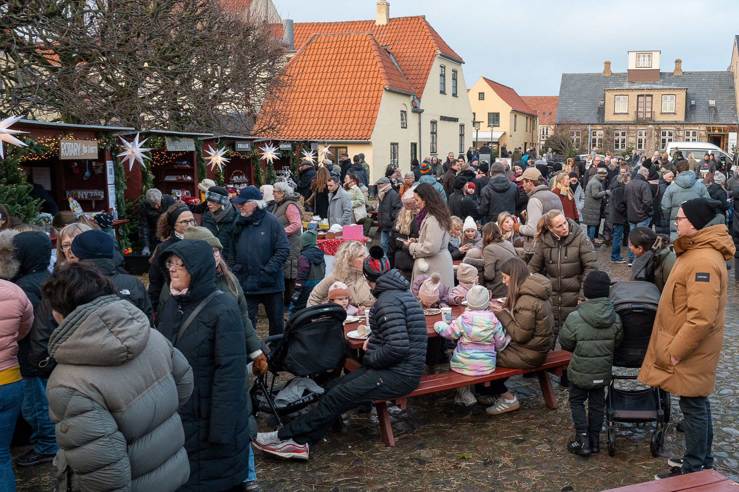 Julemarkedet er åbnet: Med boder, aktiviteter og menneskemylder