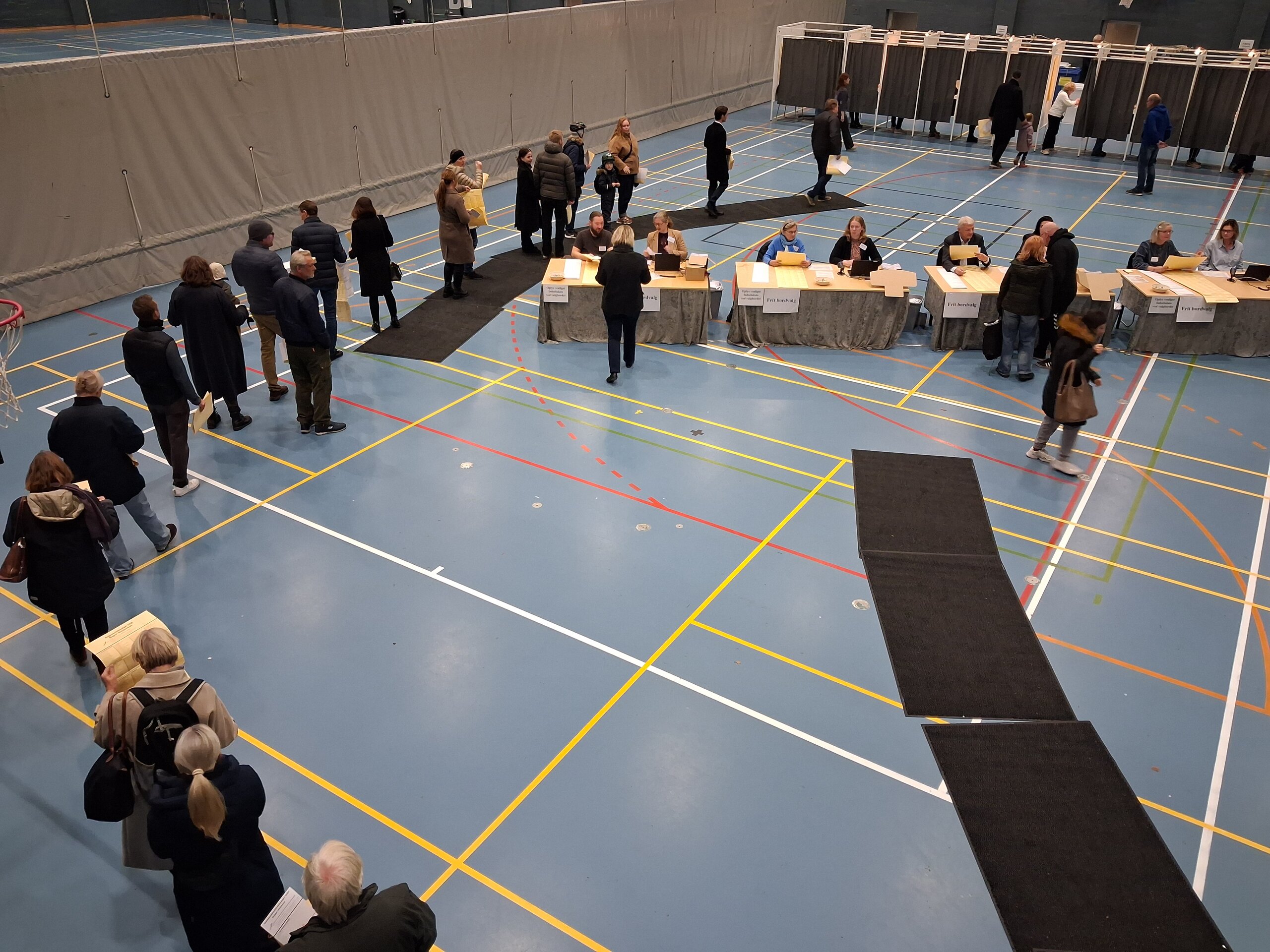 Kø til stemmeboksene – men god stemning