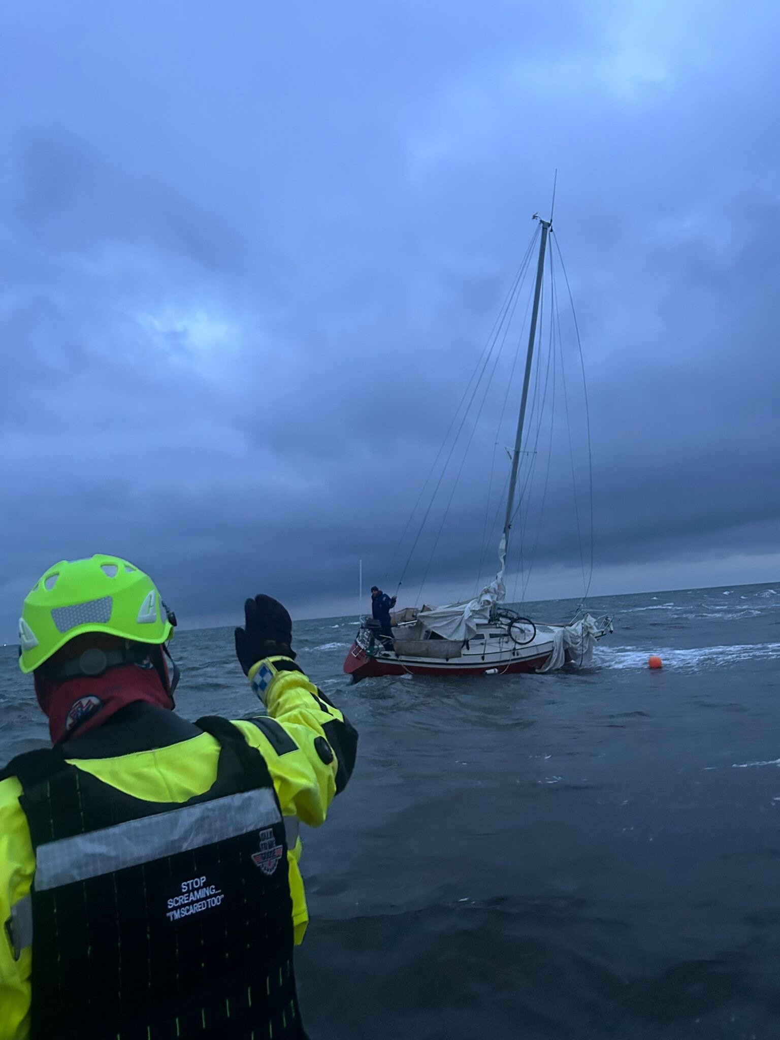 Drama på havnen: Redningsfolk måtte hjælpe strandet båd