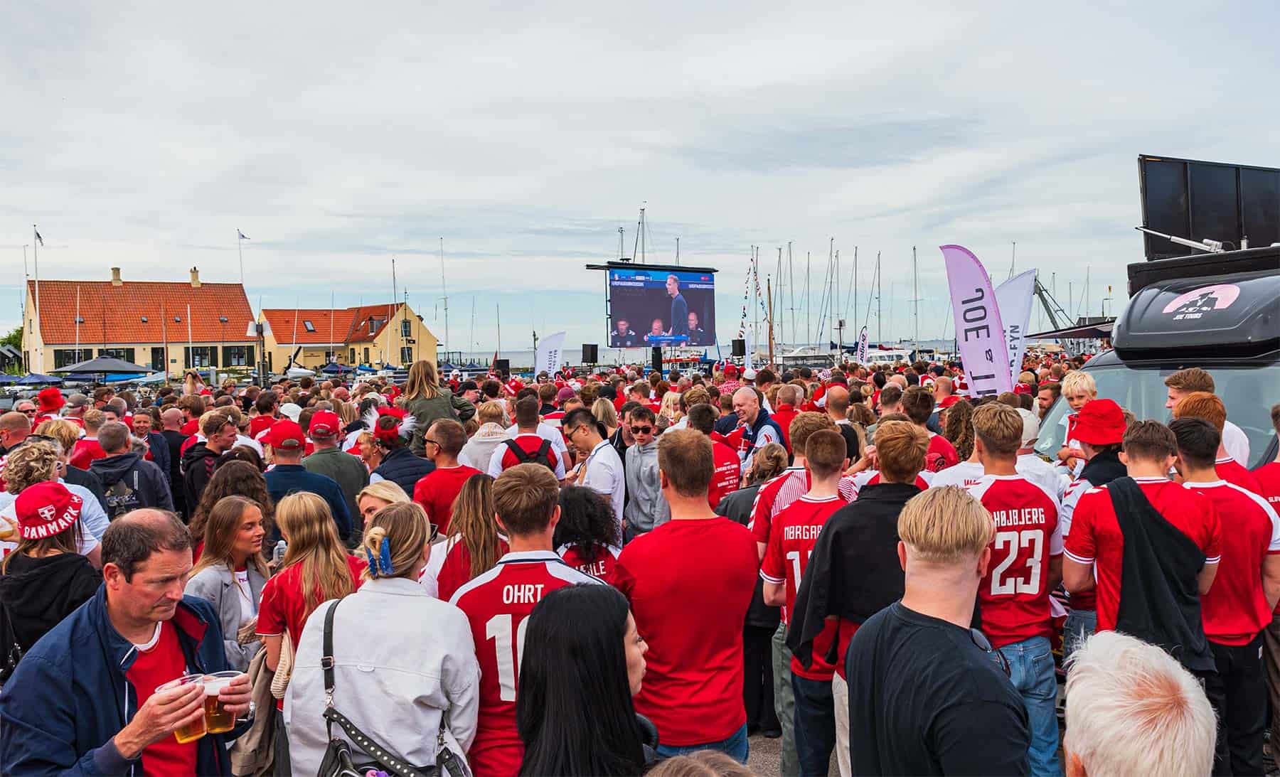 Musik i gaden – og fodbold på storskærm